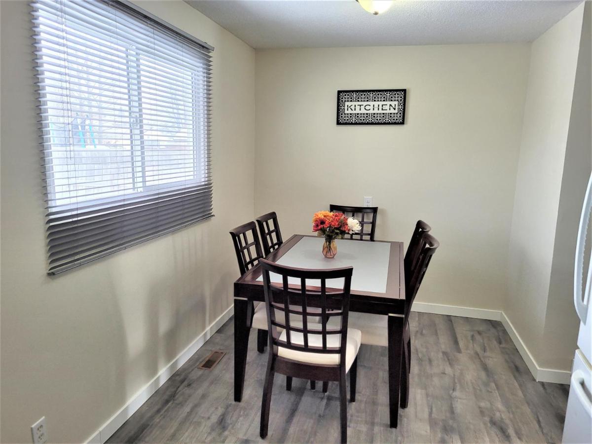 Cozy 4 Bedroom Townhouse - Peaceful Feel Of Home Winnipeg Bagian luar foto