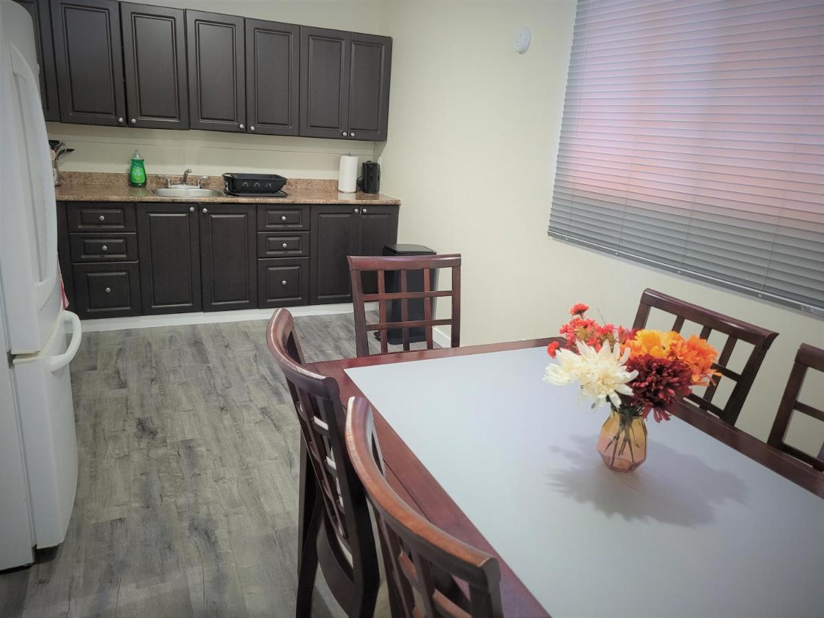 Cozy 4 Bedroom Townhouse - Peaceful Feel Of Home Winnipeg Bagian luar foto